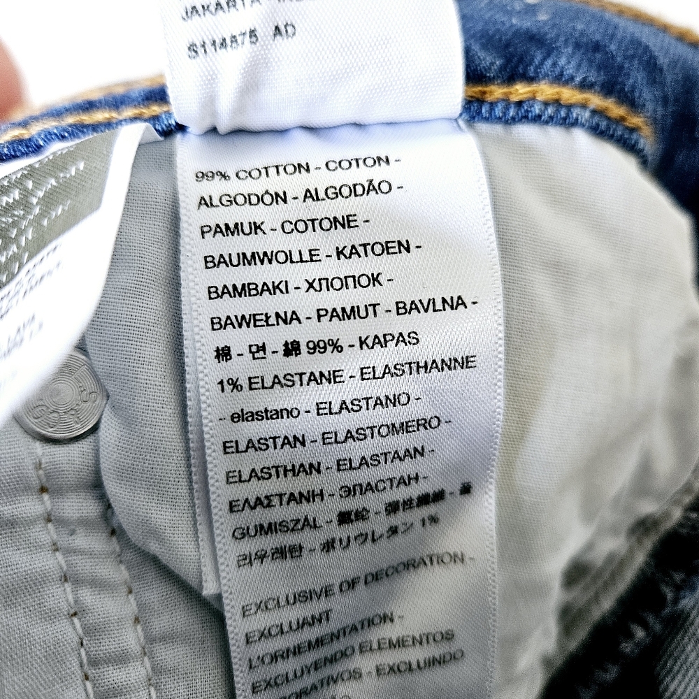 Levi's High-Rise Cropped Straight Jeans in Classic Blue - Picture 6 of 6